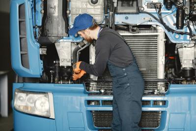 Técnico revisando maquinaria